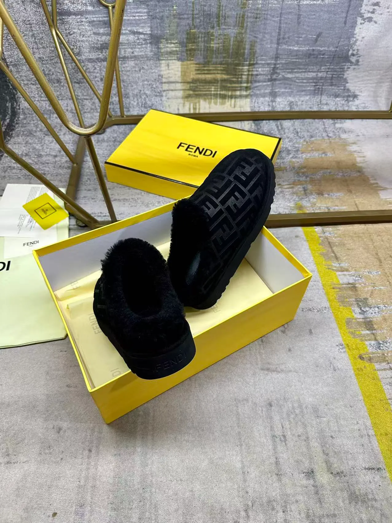 p518🐮🐮FENDI’s latest round-toe flat-soled half-cup shoes for men and women. It is made of black suede material and embossed with the same color FF pattern. Tonal shearling lining. Women’s sizes 35-40, men’s sizes 39-45
